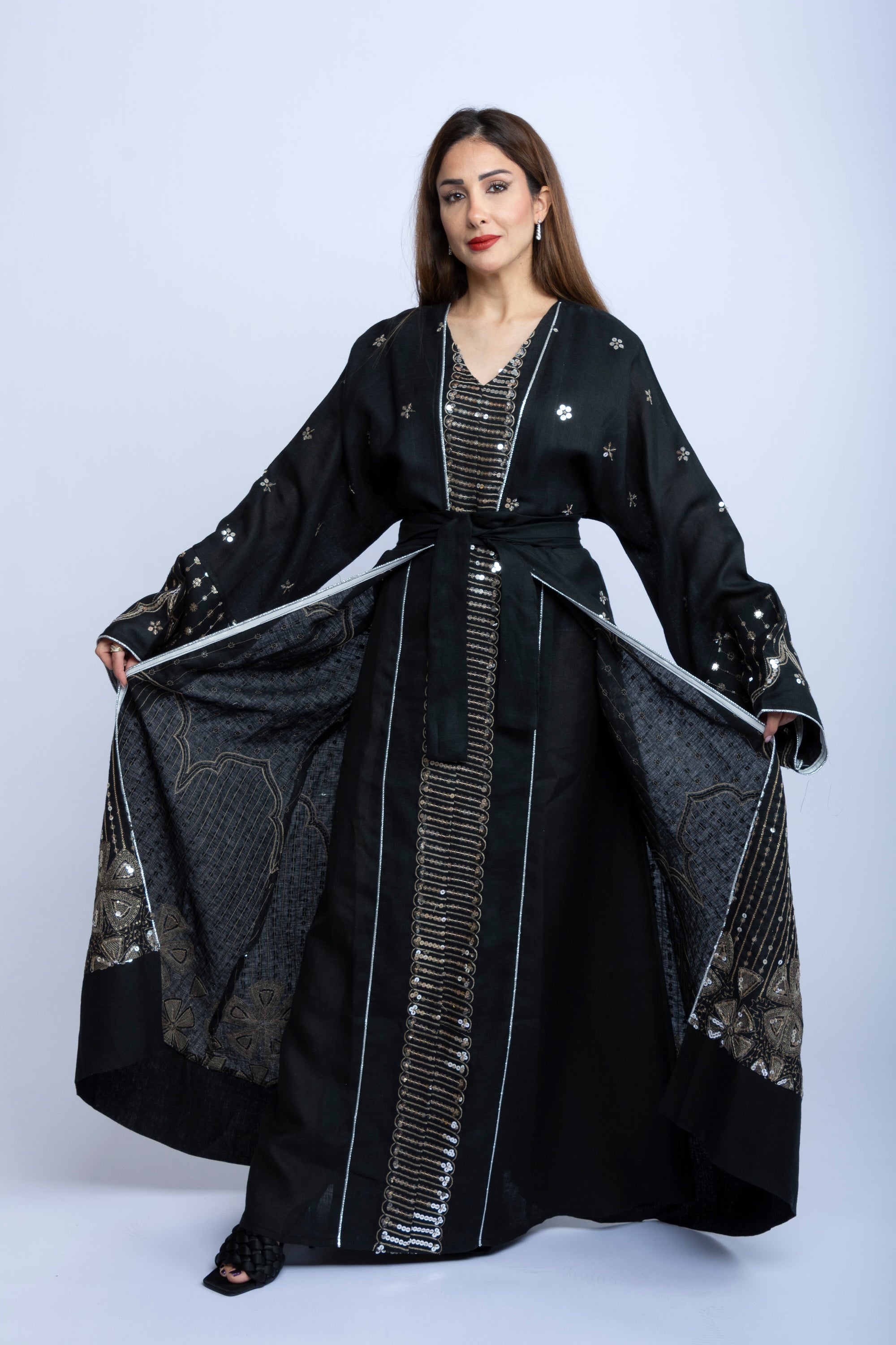 Elegant Kuwaiti Linen Kaftan with Silver Embroidery
