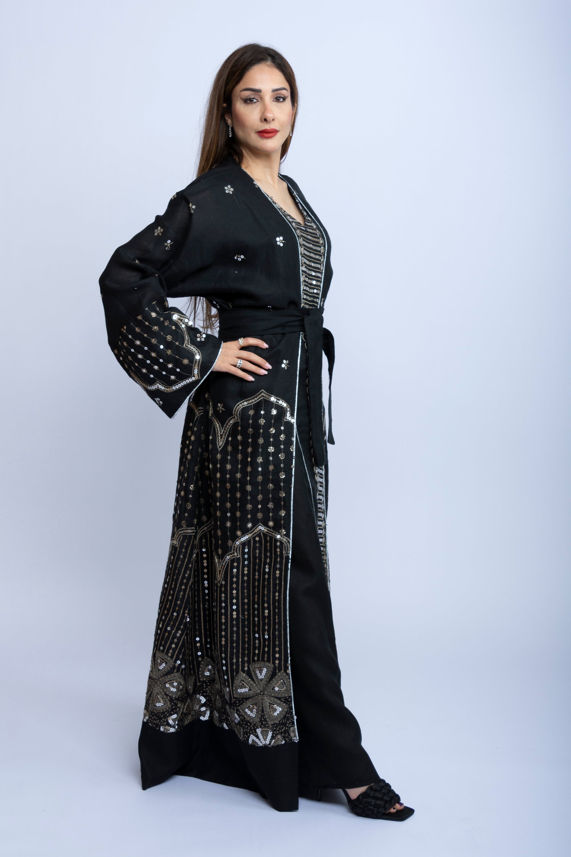 Elegant Kuwaiti Linen Kaftan with Silver Embroidery