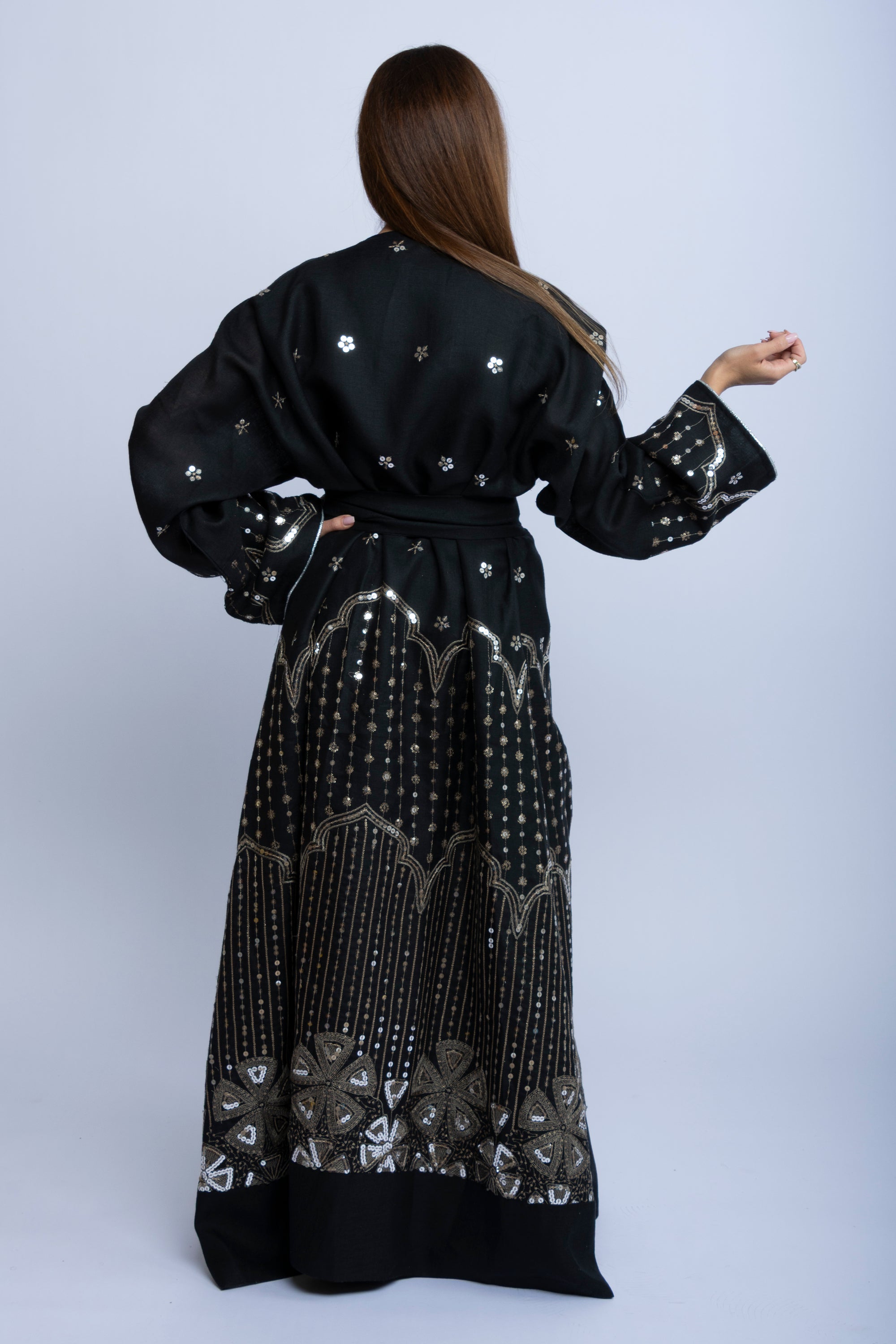 Elegant Kuwaiti Linen Kaftan with Silver Embroidery