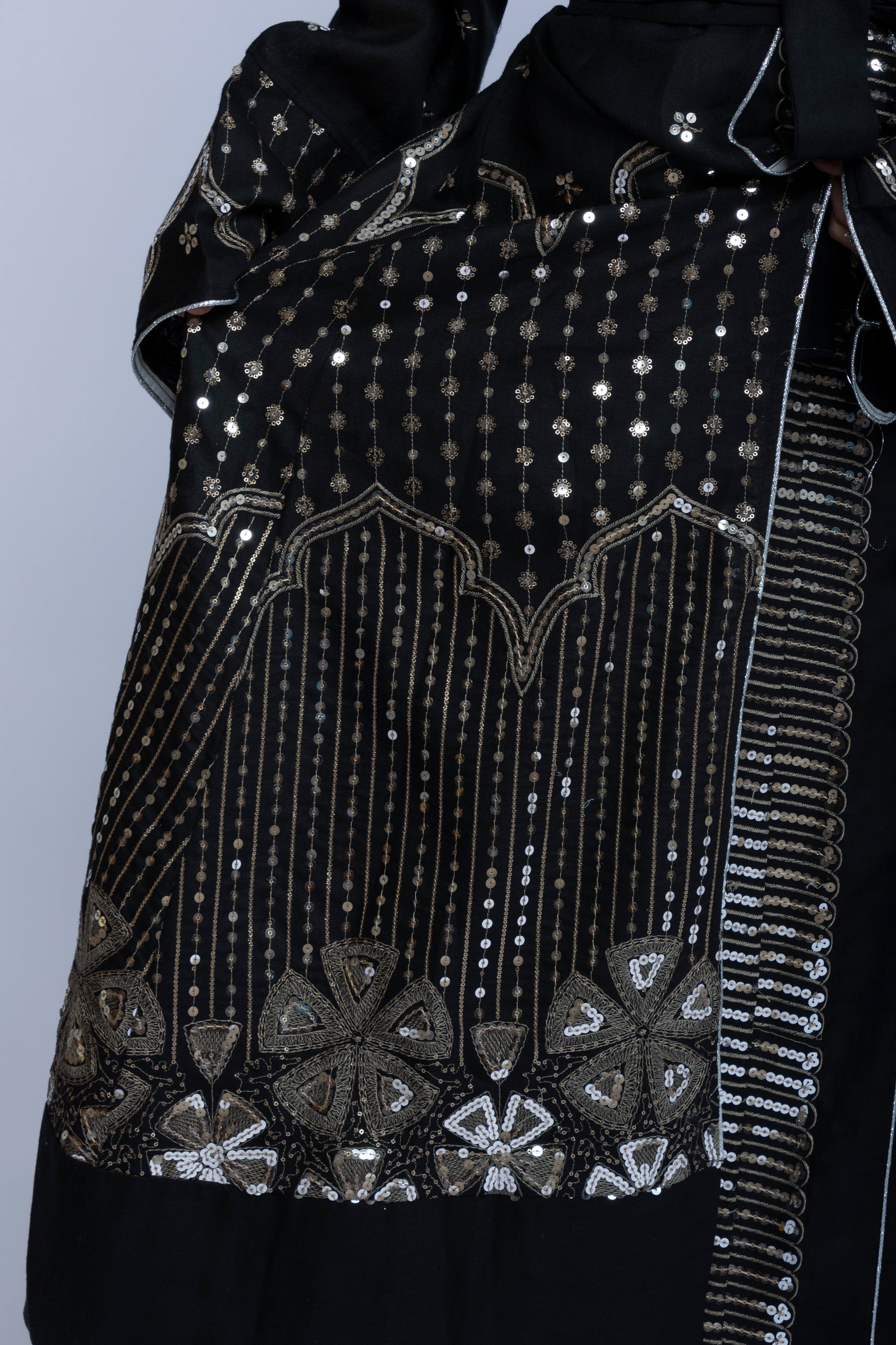 Elegant Kuwaiti Linen Kaftan with Silver Embroidery