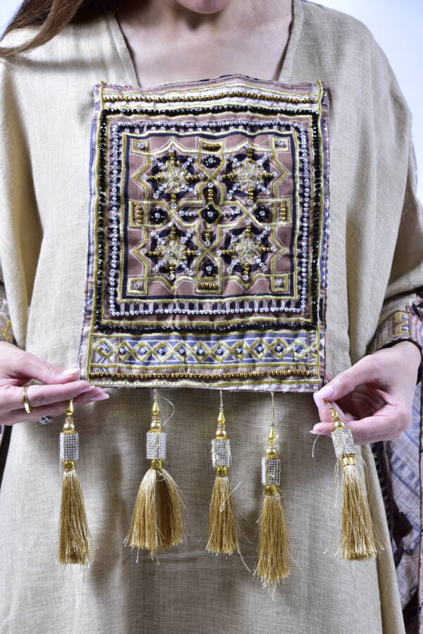 Dual Elegance Kuwaiti Double-Faced Dress - Image 2
