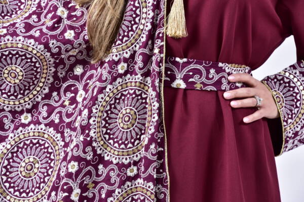 Maroon Kuwaiti Dress with Embroidered Shawl - Image 2